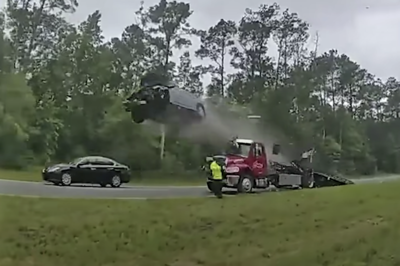 Trenutek neprevidnosti na avtocesti ga je izstrelil v nebo! (VIDEO) (foto: Youtube/Policeactivity)