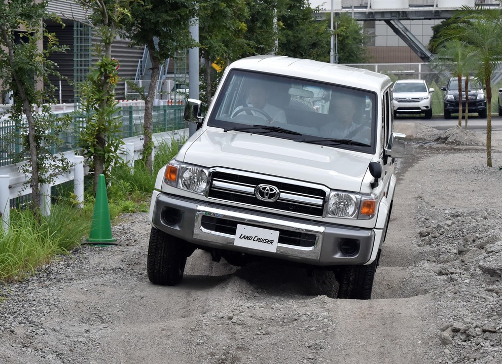 Toyota Land Cruiser serije 70 Land Cruiser je neuničljivo terensko vozilo, ki se je pred časom pojavijo tudi na seznamu …