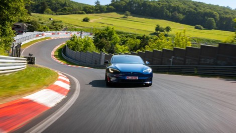 Tesla Model S podrl Porschejev rekord Nürburgringa, kako se bodo odzvali Nemci?
