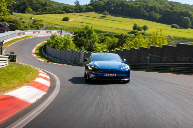 Tesla Model S podrl Porschejev rekord Nürburgringa, kako se bodo odzvali Nemci? (foto: Twitter)