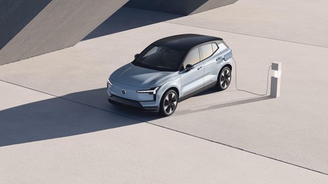 Velik vpoklic zaradi nevarnosti požara baterije pri (tudi pri nas) priljubljenem avtomobilu. To pravi slovenski uvoznik