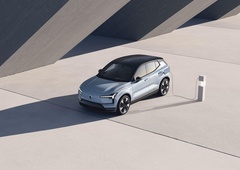 Velik vpoklic zaradi nevarnosti požara baterije pri (tudi pri nas) priljubljenem avtomobilu. To pravi slovenski uvoznik