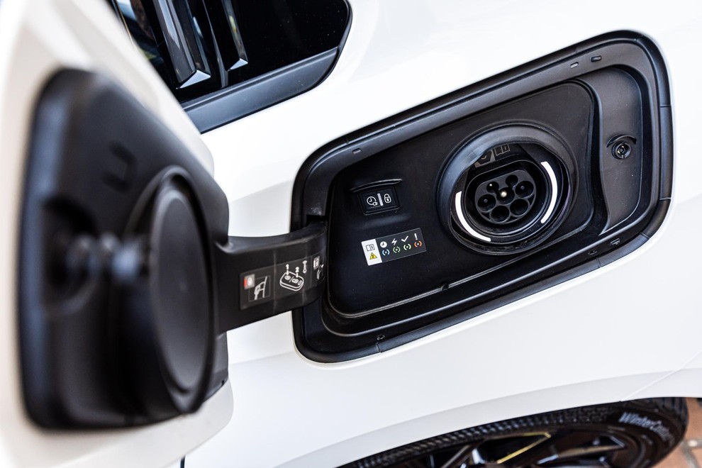 <p>Polnjenje baterije hibridnega avtomobila se zdi najbolj smiselno prek priključka domače polnilne omarice.</p>