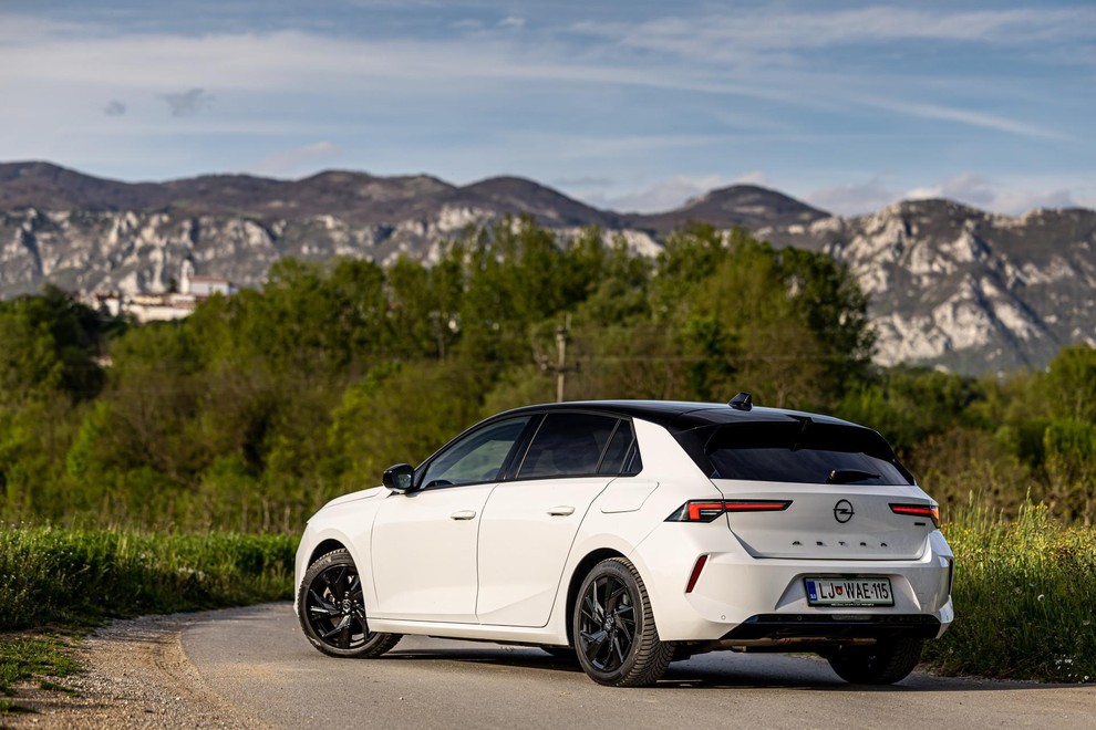 Test Opel Astra PHEV GS: Je hibridni pogon ekonomsko upravičen?