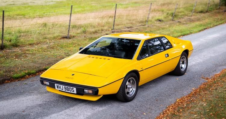 Lotus Esprit S1 - 1976-1978 Zapuščina Colina Chapmana se odraža v enostavnih športnikih, verjetno najbolje pa jo »pooseblja« prav Esprit. …