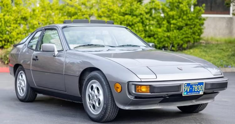 Porsche 924 - 1976-1988 Porsche je še vedno Porsche, kajne?! Pri platformi Hotcars se ne strinjajo. Porsche 924 je bil …