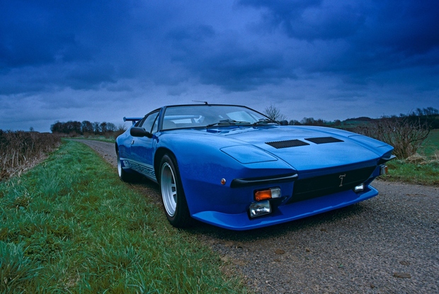De Tomaso Pantera - 1971-1992 Prekrasna avtomobilska stvaritev spada med najbolj prepoznavne tistega obdobja, pod pokrovom skriva Fordov V8 motor, …