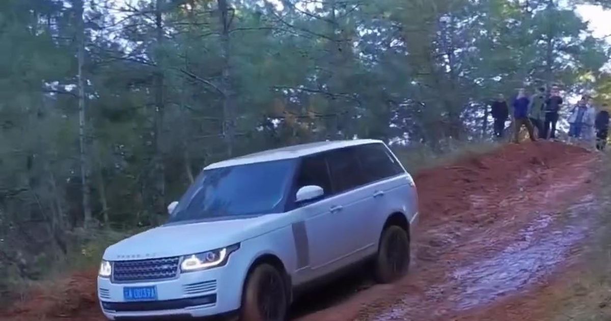 stock-range-rover-attacks-muddy-trail-ta