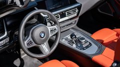 <p>Notranjost je ostala v – če vprašate mene – času prave mere digitalizacije upravljanja pri BMW-ju. Primerno neokrnjenemu namenu roadsterja.</p>