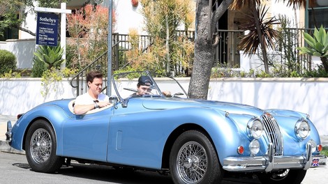 Le kaj je tako posebnega na Jaguarju, ki ga sta ga zakonca Beckham podarila svojemu sinu in njegovi izbranki?