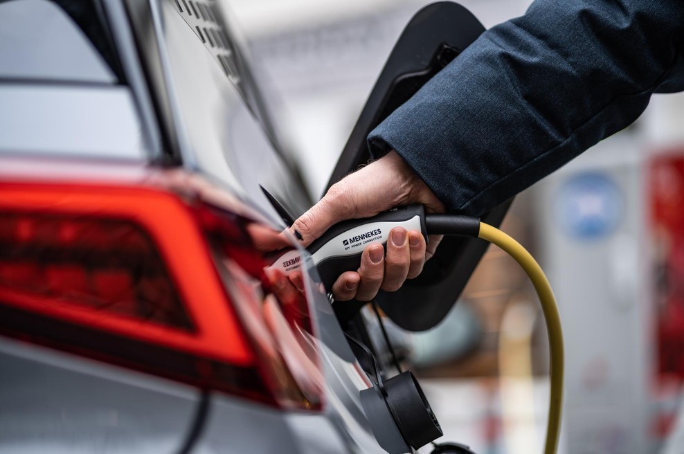 <p>Večina polnilnic na Madžarskem je brez kablov, torej jih je priporočljivo imeti v prtljažniku.</p> (foto: Sebastian Koch)