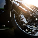 <p>Zavore – zadnji krik tehnike, ki je namenjen serijskim motociklom. Štiribatne Brembove zavorne čeljusti in 320-milimetrska koluta sta brez težav kos masi motocikla, voznika in sopotnice.</p> (foto: Uroš Modlic)