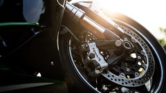 <p>Zavore – zadnji krik tehnike, ki je namenjen serijskim motociklom. Štiribatne Brembove zavorne čeljusti in 320-milimetrska koluta sta brez težav kos masi motocikla, voznika in sopotnice.</p>