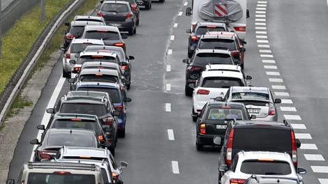 Slovenska prometna statistika razkriva zanimive podatke. Veste koliko tovornjakov se skozi Slovenijo pelje vsak mesec?