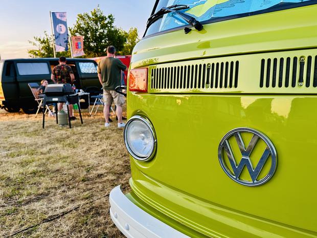 Volkswagen Bus Festival 2023 je po 16 letih spet združil ljubitelje tega ikoničnega vozila! Zbrali so se v Hannovru, "rojstnem …