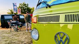 Obiskali smo Volkswagen Bus Festival v Hannovru, ki se zgodi vsakih 15 let. Poglejte, kaj vse smo videli in doživeli!