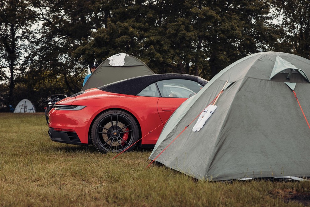 Tudi Porschejev direktor se je udeležil službenega izleta na dirko v Franciji in prespal kar na strehi tega hudega avtomobila!