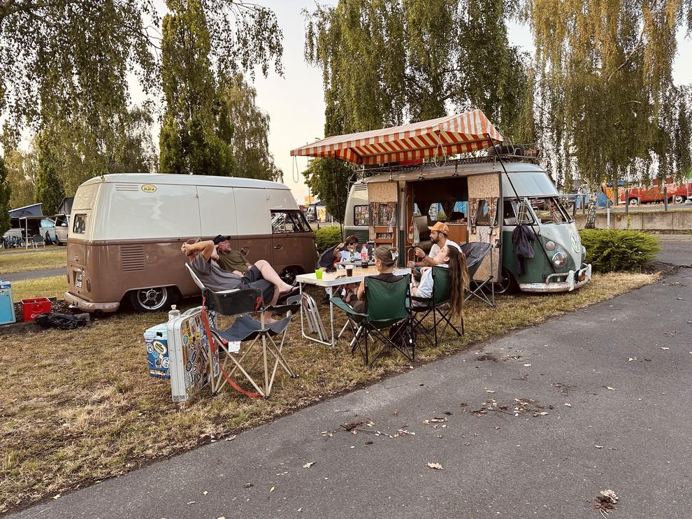 Glavna značilnost kampa? Zares odlična atmosfera! Človeka kar prime, da bi kupil "zmahanega" Bullija, ga čez zimo obnovil in se …