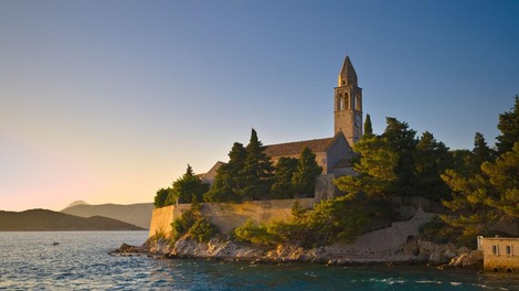 Spoznate osamljeni hrvaški turistični raj: ni avtomobilov in turistov, na njem se skriva čudovita rajska plaža