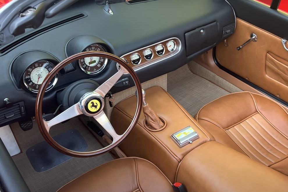 Lahko vi ugotovite, kateri izmed teh dveh Ferrarijev je pravi in 20 milijonov dražji od drugega? (VIDEO)