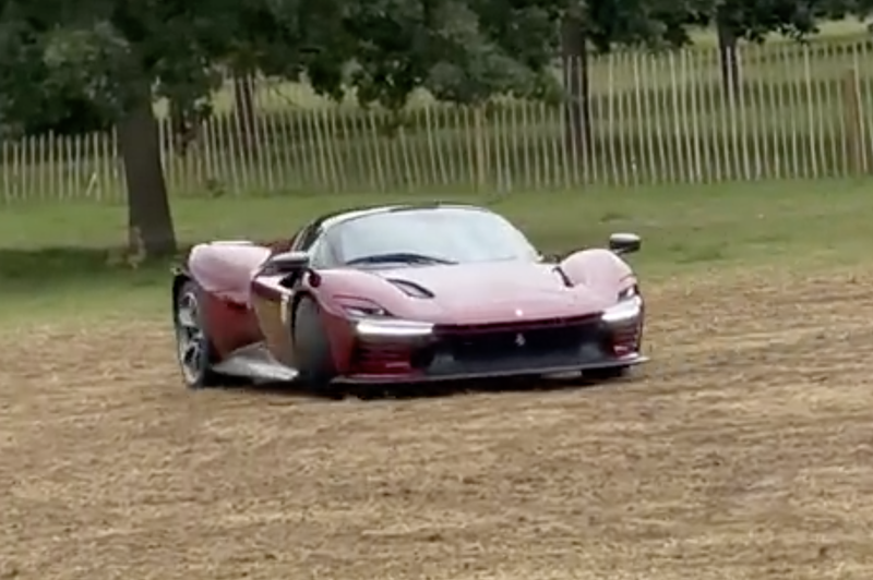 Dva milijona evrov v blatu. Ta avto zagotovo ni »garažna kraljica« (VIDEO) (foto: Youtube)