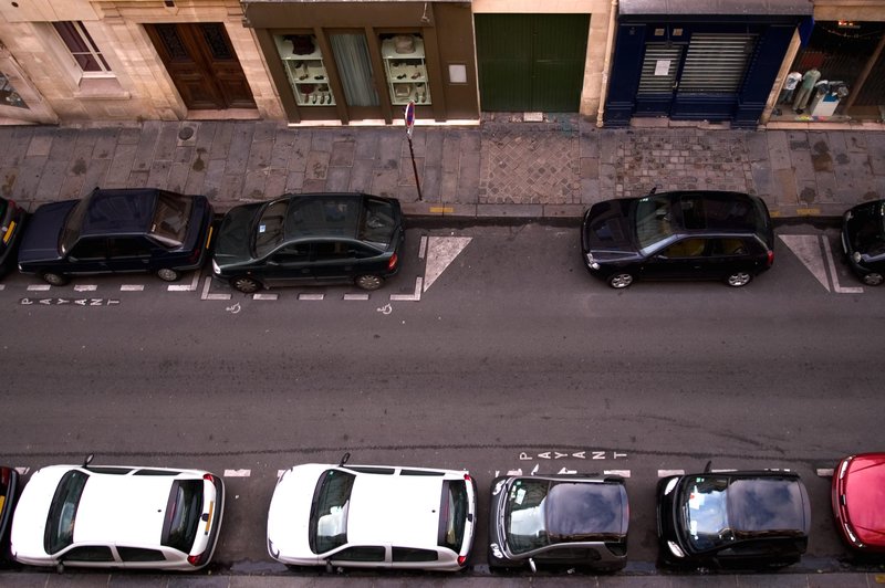 Ali tudi vi parkirate na levi strani ulice? To je kazen, ki vam jo lahko prinese tako početje. (foto: Profimedia)