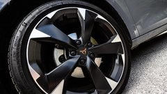 <p>Težka aluminijasta platišča z 18-palčnimi nizkopresečnimi pnevmatikami ne zmorejo nevtralizirati udarcev vseh cestnih grbin.</p>