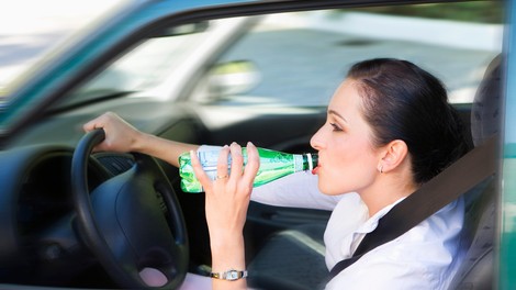Kaj piti v avtu med vročinskim valom? Voda ni najboljša izbira (raje izberite to pijačo)