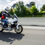<p>Moto Guzzi V100 Mandello ni samo nov model. Je tudi znanilec preobrazbe in vrnitve na stara pota. Odslej tudi Guzzi narekuje trende.</p> (foto: Uroš Modlic)