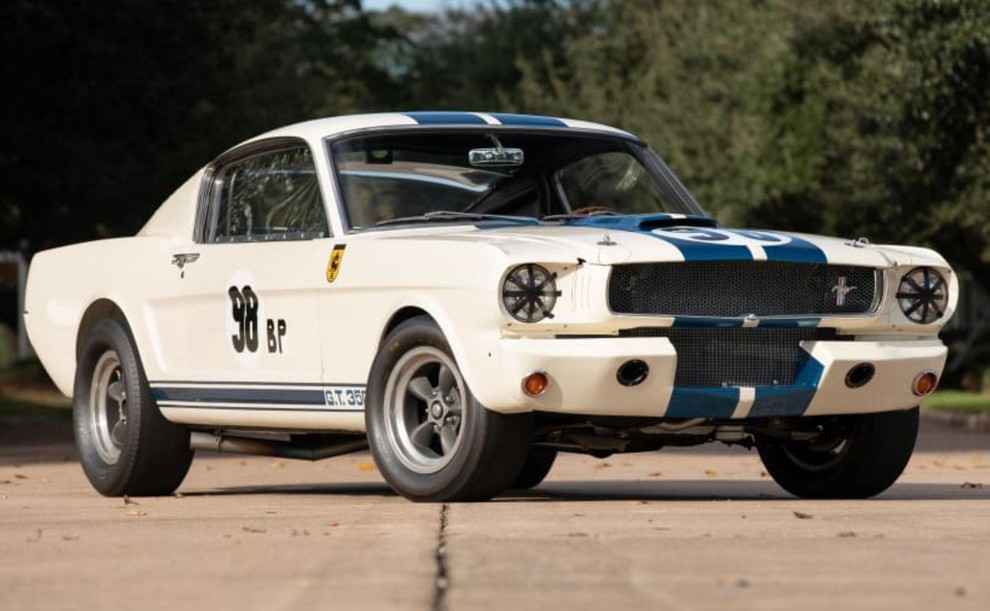 1965 Shelby Mustang GT350R – 3,85 milijona dolarjev Kot smo že omenili, je bil Carroll Shelby odgovoren za preoblikovanje priljubljenega …