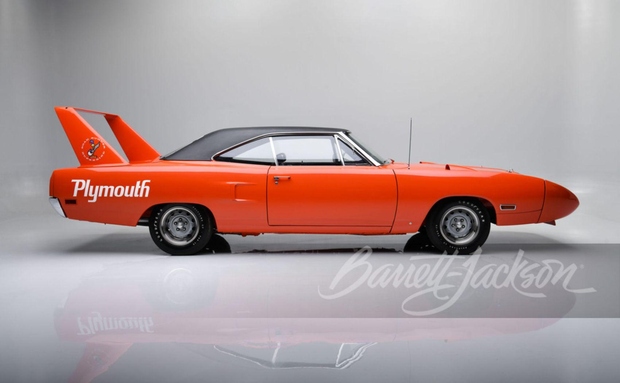 Plymouth Superbird iz leta 1970 – 1,65 milijona dolarjev Avtomobil, ki ga poganja 7,0-litrski motor HEMI, sodi med homologacijske posebneže, …