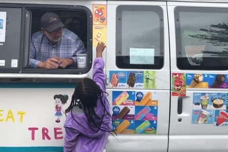 Oče desetih otrok je predelal kombi v sladoledarno: razlog, ki ga je spodbudil k temu, vam bo pogrel srce (foto: Independent)
