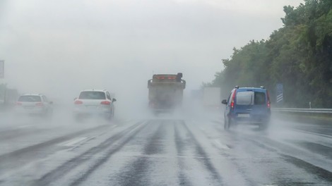 To so stvari, ki jih morate nujno upoštevati, če vas na cesti ujameta močan dež in toča!