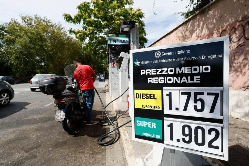 Odslej boste na italijanskih črpalkah točno vedeli, ali točite predrago gorivo (foto: Profimedia)