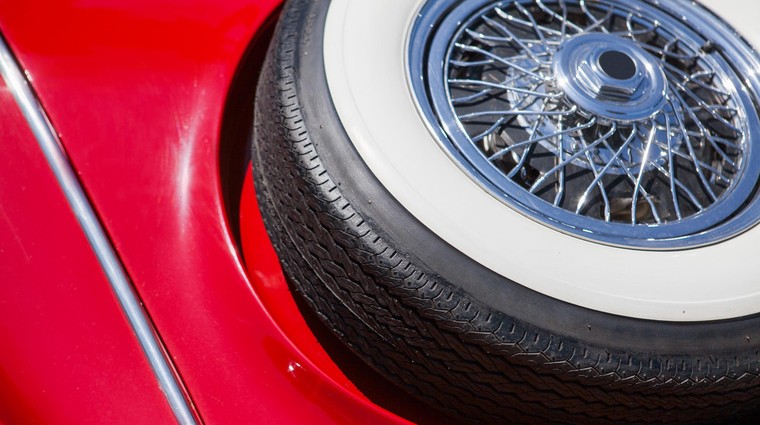 Previdno, poletna vročina lahko resno poškoduje avtomobilske pnevmatike! (foto: Profimedia)
