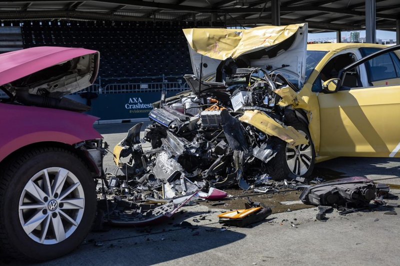 <p>Pri trčenju avtomobila s termičnim motorjem z avtomobilom z električnim motorjem velja pravilo močnejšega oziroma težjega. Zaradi velikih sil, ki se sprožijo ob trčenju, jo slabše odnese lažji avtomobil s klasičnim pogonom.</p> (foto: Axa)