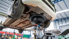 Servisni pregledi avtomobilov z bencinskimi ali dizelskimi motorji so obsežnejši kot pri avtomobilih z električnim pogonom, to pa je tudi podlaga za razlike v stroških vzdrževanja.