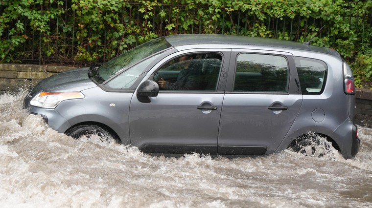 Kaj, če z avtom zapeljete v globoko vodo? Že na videz nedolžna luža je lahko usodna! (foto: Profimedia)