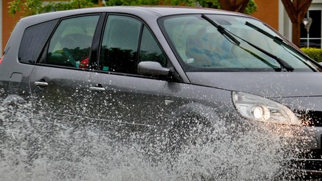 Na katere nevarnosti morate biti pozorni na cestah v močnem deževju?