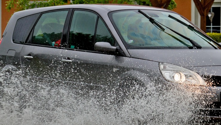 Na katere nevarnosti morate biti pozorni na cestah v močnem deževju?