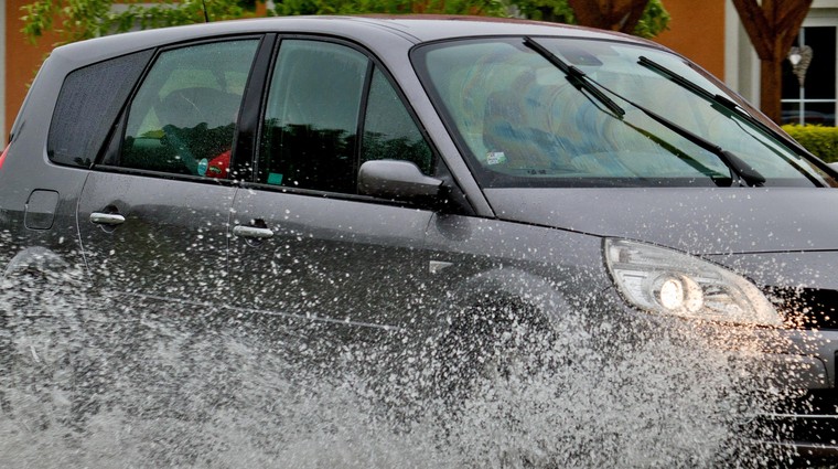 Na katere nevarnosti morate biti pozorni na cestah v močnem deževju? (foto: Profimedia)