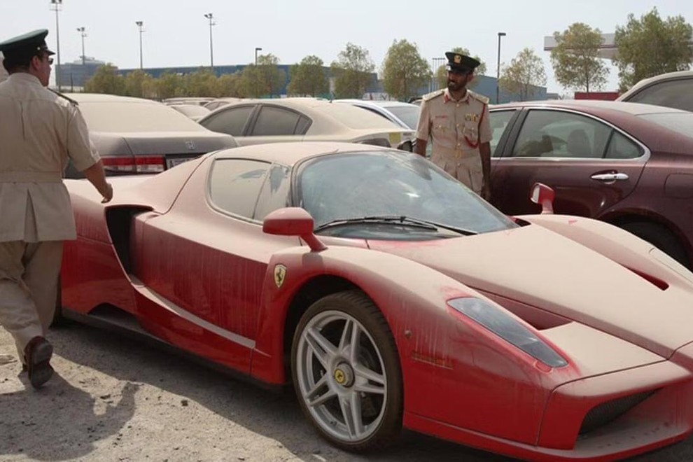 Nikoli ne uganete, kaj storijo z zapuščenimi (super)avtomobili v Dubaju!