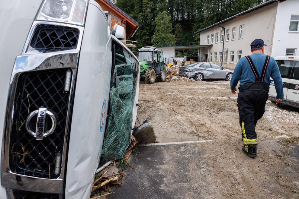 Slovenska srčnost se izkaže ob poplavah: nekateri so družinam v stiski pripravljeni posoditi, drugi celo podariti svoje avtomobile