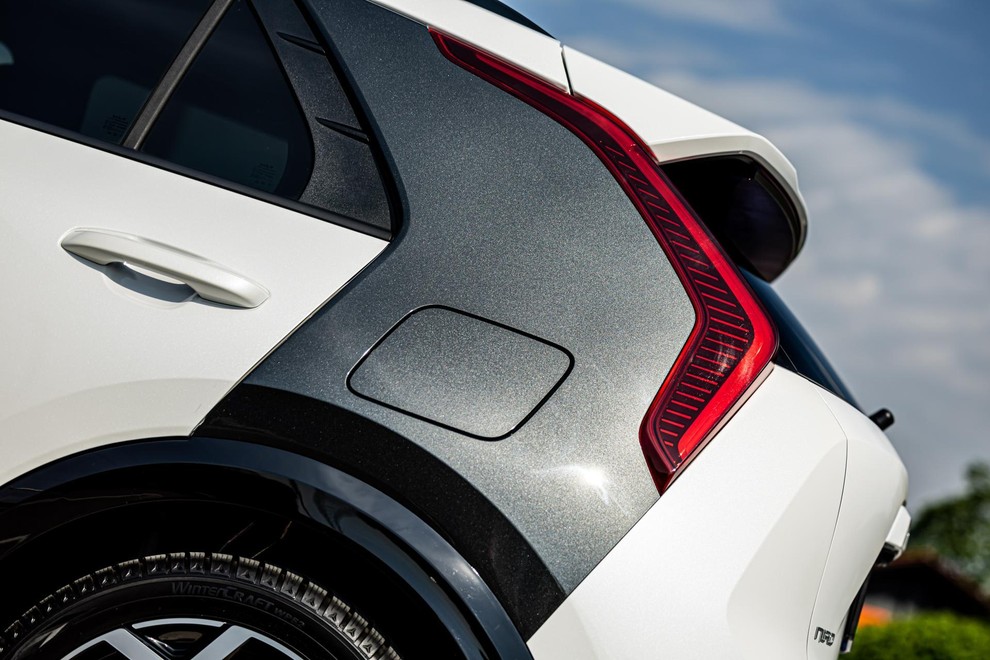 <p>Okrasni element na straneh avtomobila abstraktno spominja na prvo generacijo superšportnika Audija R8. Če ob pogledu nanj zares močno poškiliš. Na voljo je tudi v barvi karoserije.</p>