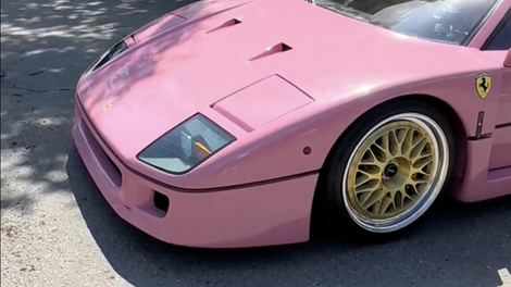 Uf, lastnika tega rožnatega Ferrarija F40 najbrž zdaj boli glava ... (VIDEO)