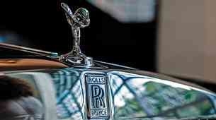 Razkritje spola za ekstremno bogate: ta par je veselo novico oznanil kar z novim Rolls-Royceom