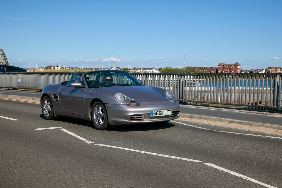 Porsche Boxster 986 (1997) Za približno 15 tisočakov lahko postanete lastnik enega najboljših (in privoščljivih) športnih avtomobilov. Z zadaj nameščenim …