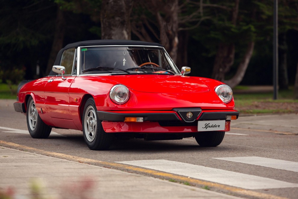 Alfa Romeo Spider Veloce (1992) Alfa Romeo Spider Veloce '92 uteleša romantiko italijanskega avtomobilizma. Zaradi elegantnih linij in prepoznavne maske …