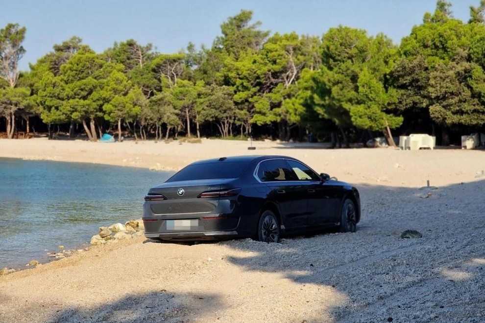 Očitno tudi BMW 7 potrebuje oddih na plaži ... in vleko!