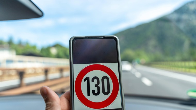 Nemčija naj bi slej ko prej hitrost na avtocestah povsod omejila na 130 km/h. Kaj pa o tem mislijo Nemci sami? (foto: Profimedia)